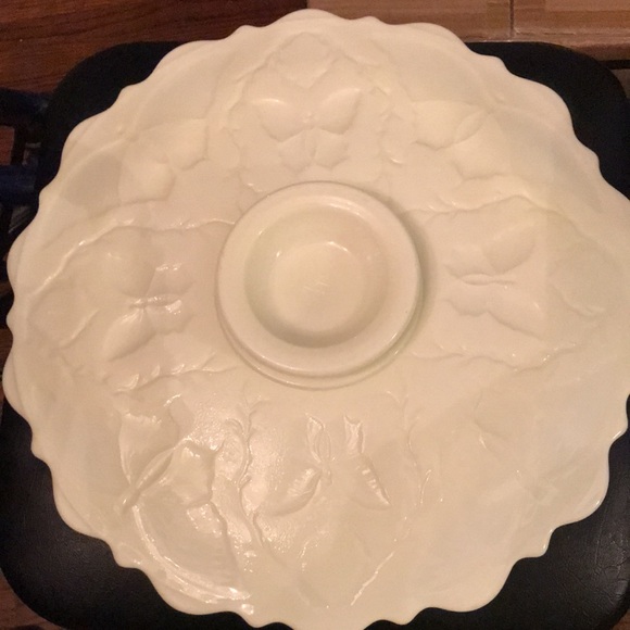 Unusual cream colored cake/serving plate.  Beautiful and in like new condition. - Picture 2 of 3